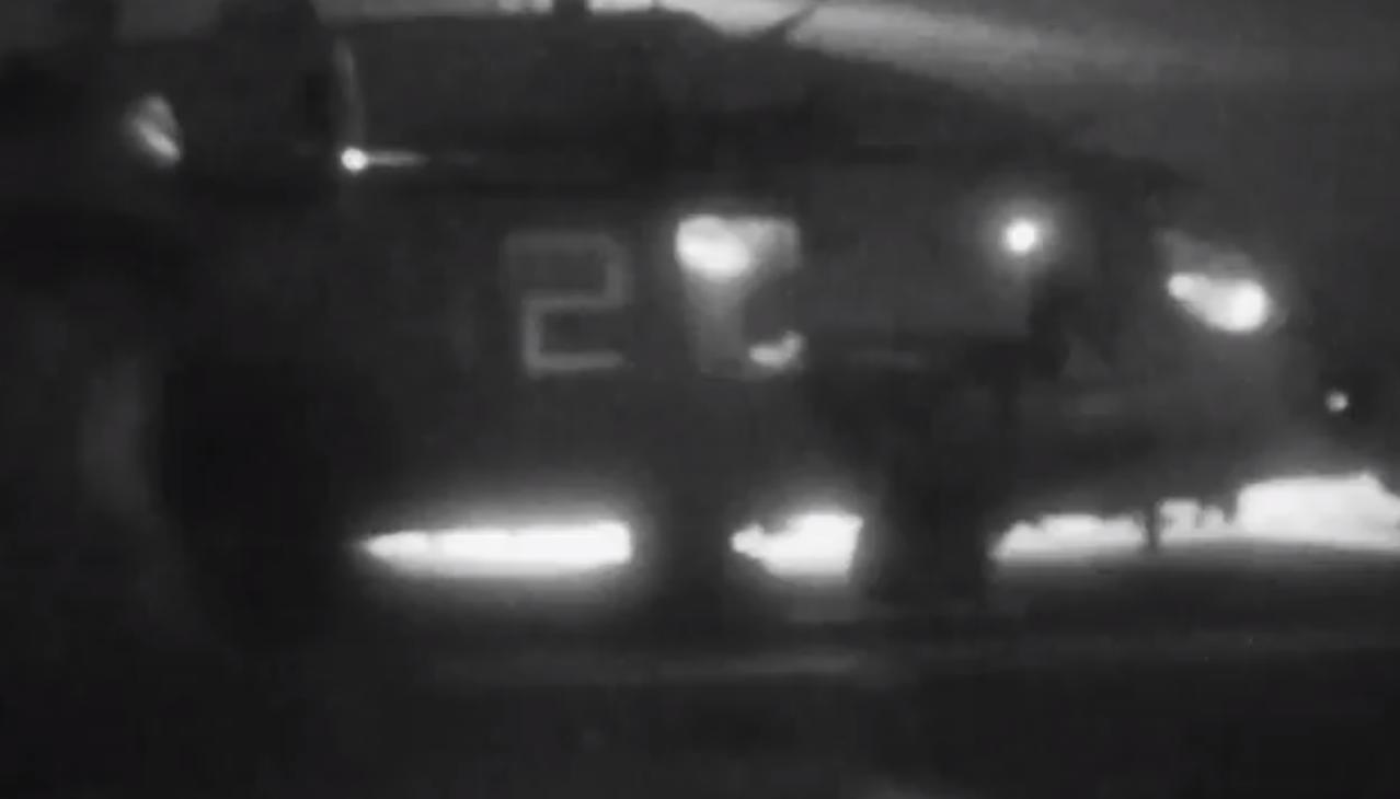 4月20日，美国海军陆战队员乘坐直升机离开两栖攻击舰“的黎波里”号（LHA7）