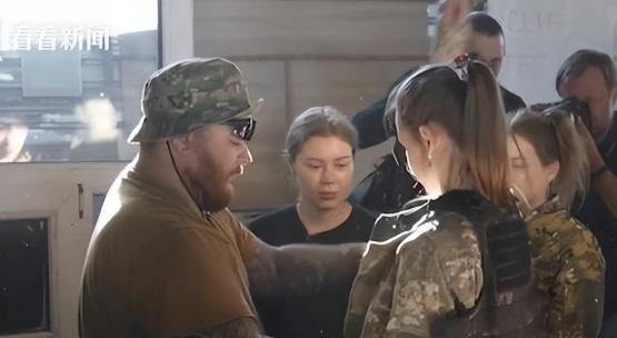 “毫无人性！”十万女兵服役还不够，乌克兰再次允许60岁以上老人，也能参军入伍，这