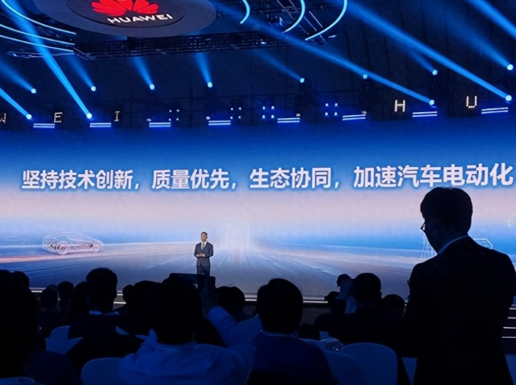 确定了，华为的下个发展方向是重卡车电动化。我国目前有900万辆重型燃油卡车，每