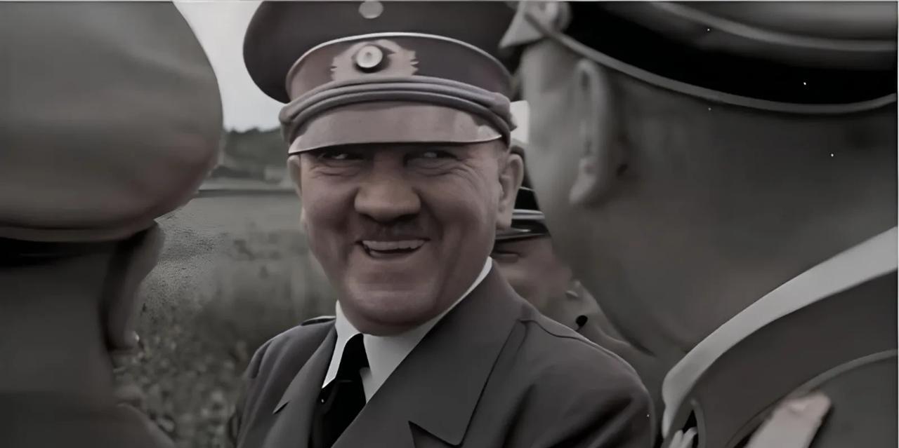 二战时期，这张照片中的法西斯头子希特勒为什么笑的这么开心呢？1940年6月17