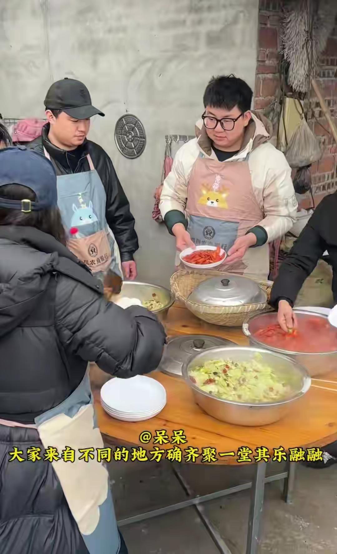 合川千人杀猪饭后续：呆呆家杀猪饭曝光，农村自家种的5个家常菜在合川千人杀猪饭事件