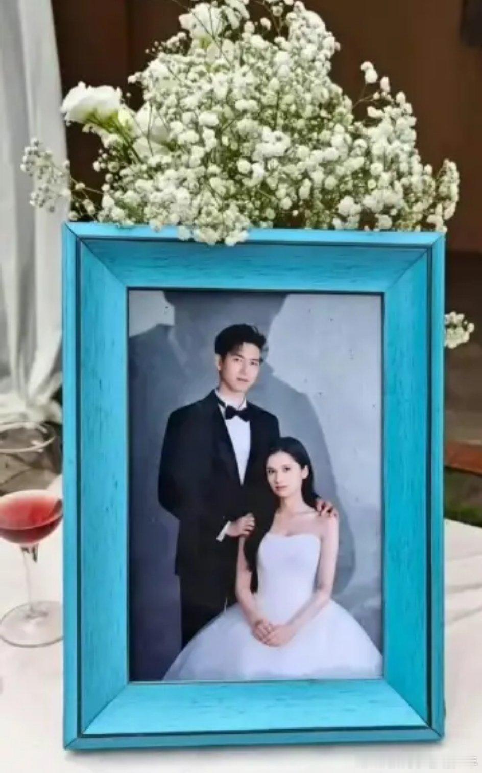 沃滴个老天奶啊，这不配啊，男主这么帅，像个王子，女主……快说，这不是真的!