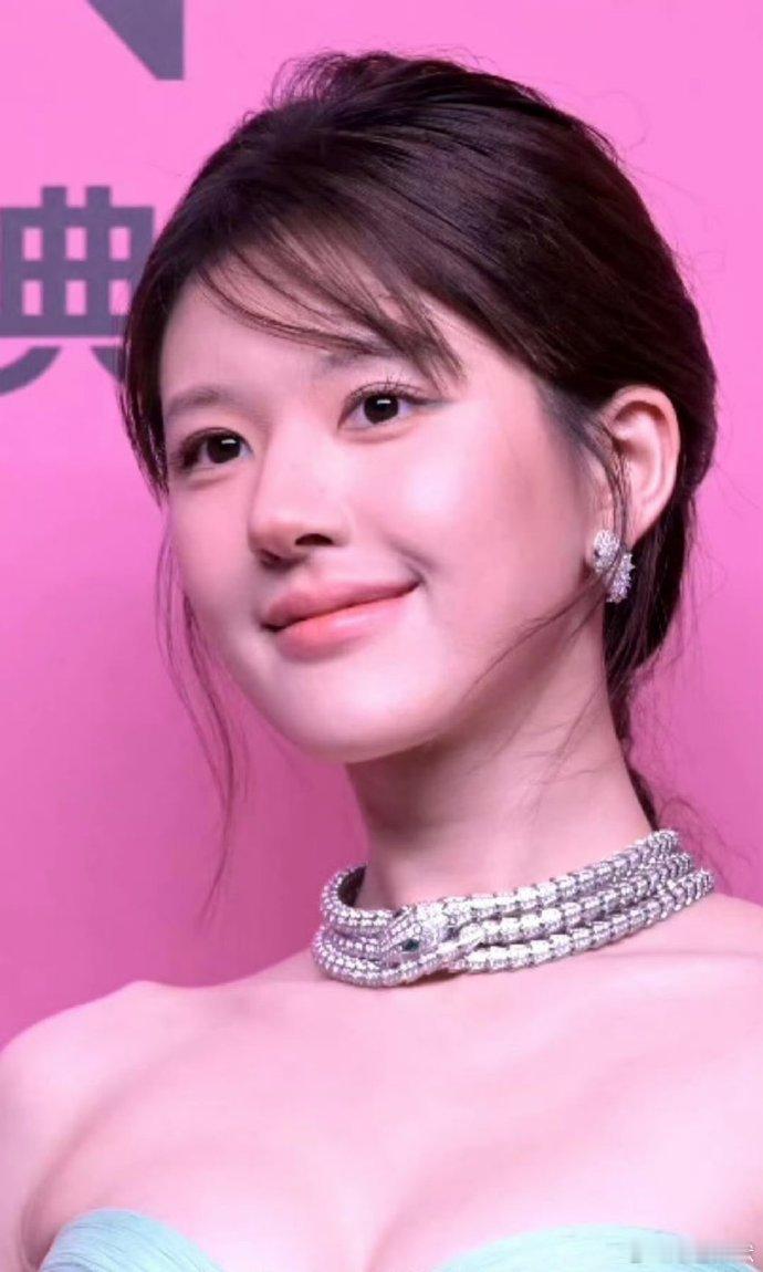 虞书欣赵露思生图对比你感觉谁更好看？