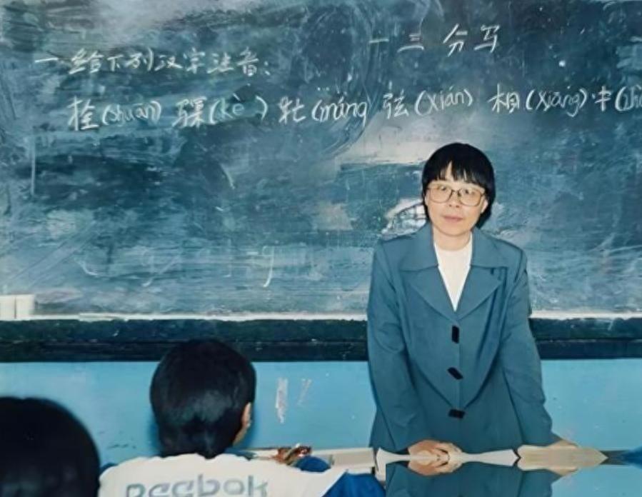 一天晚上，张桂梅把12个学生领到了小饭馆，孩子们大快朵颐，吃完个个脸上都露出满足