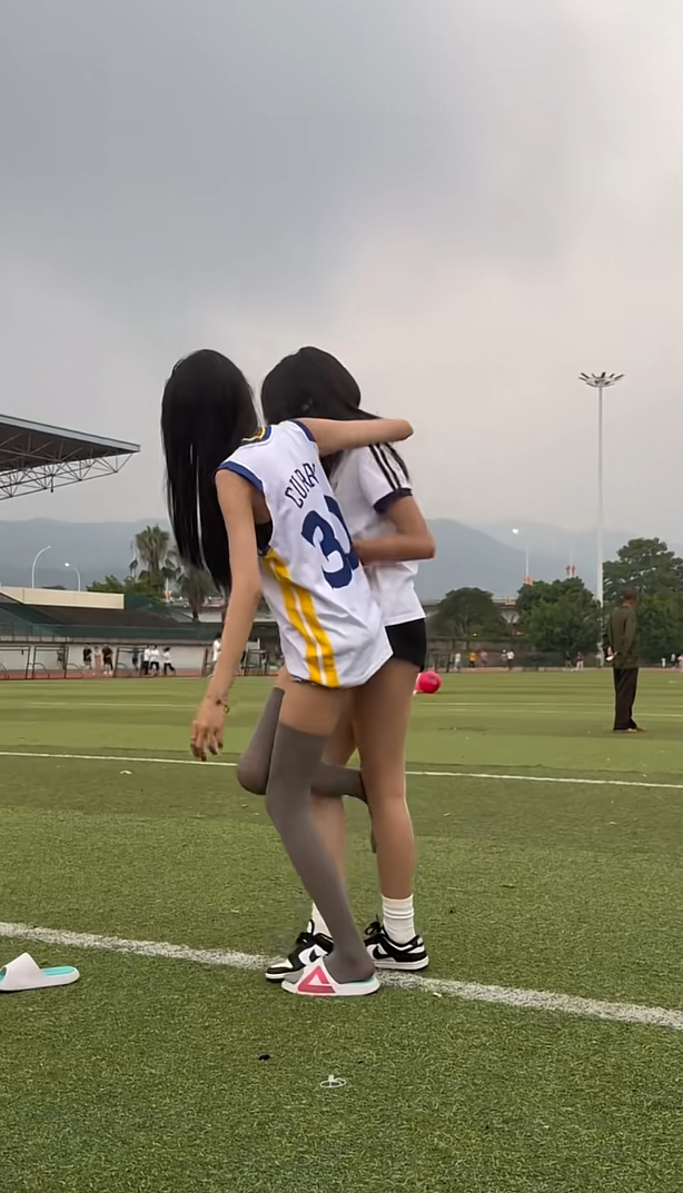 和闺蜜们一起来草场玩一下