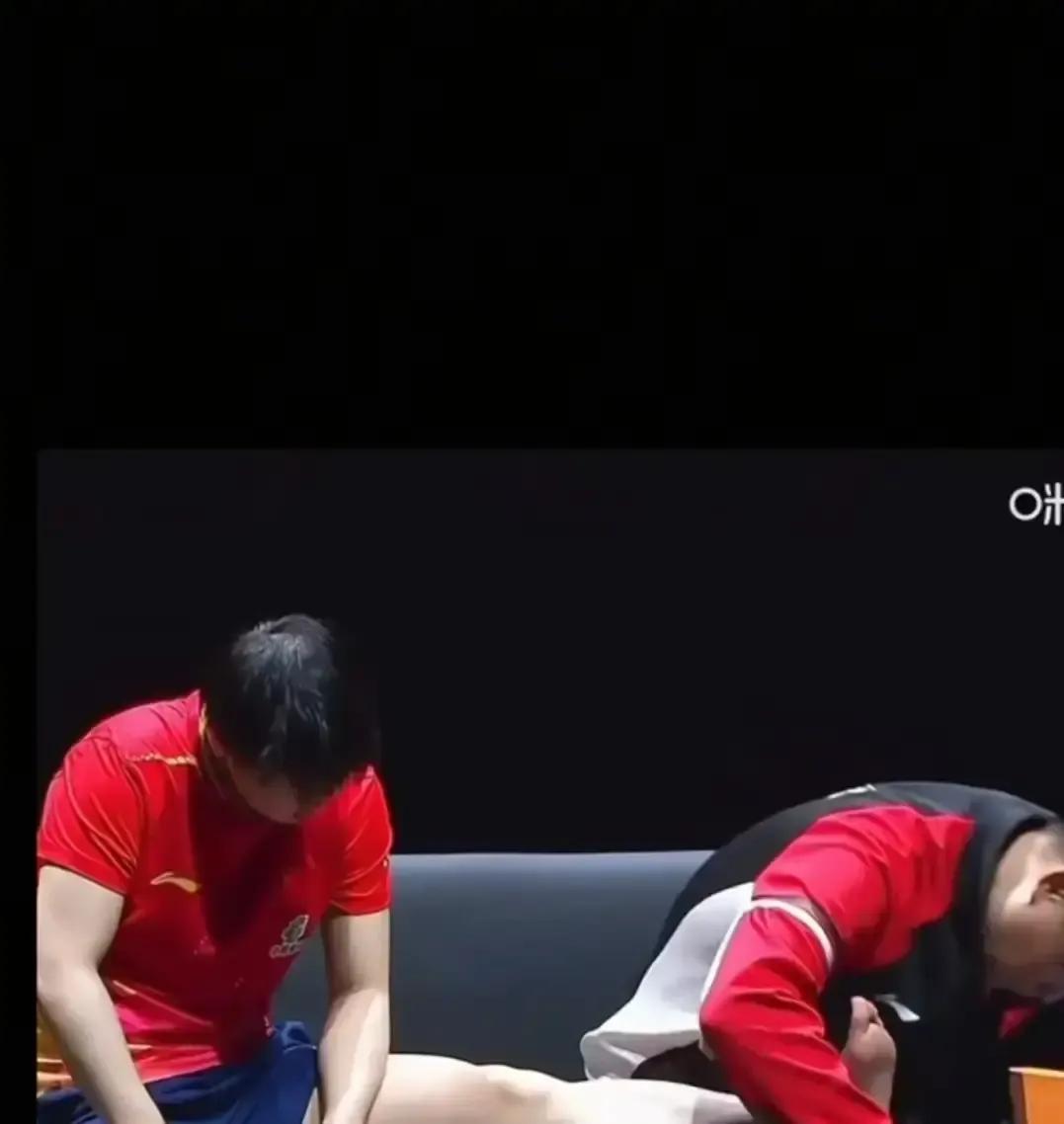 她脚踝缠着肌贴，在最后一个球落地时，吼了出来。全网让她“退赛保健康”，她却转身走