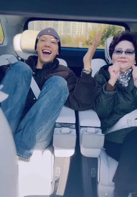 刷到陈伟霆和妈妈一起唱歌的视频，突然发现，娱乐圈的男明星都有一个让人非常佩服的共