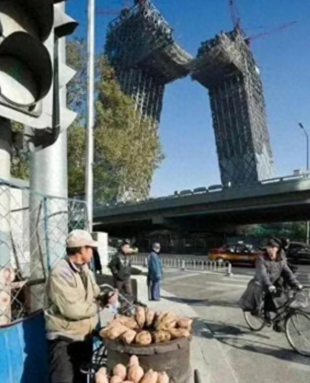 央视大楼“大裤衩“，当年花重金请来荷兰大师库哈斯操刀设计，造型炸裂全网热议。如今