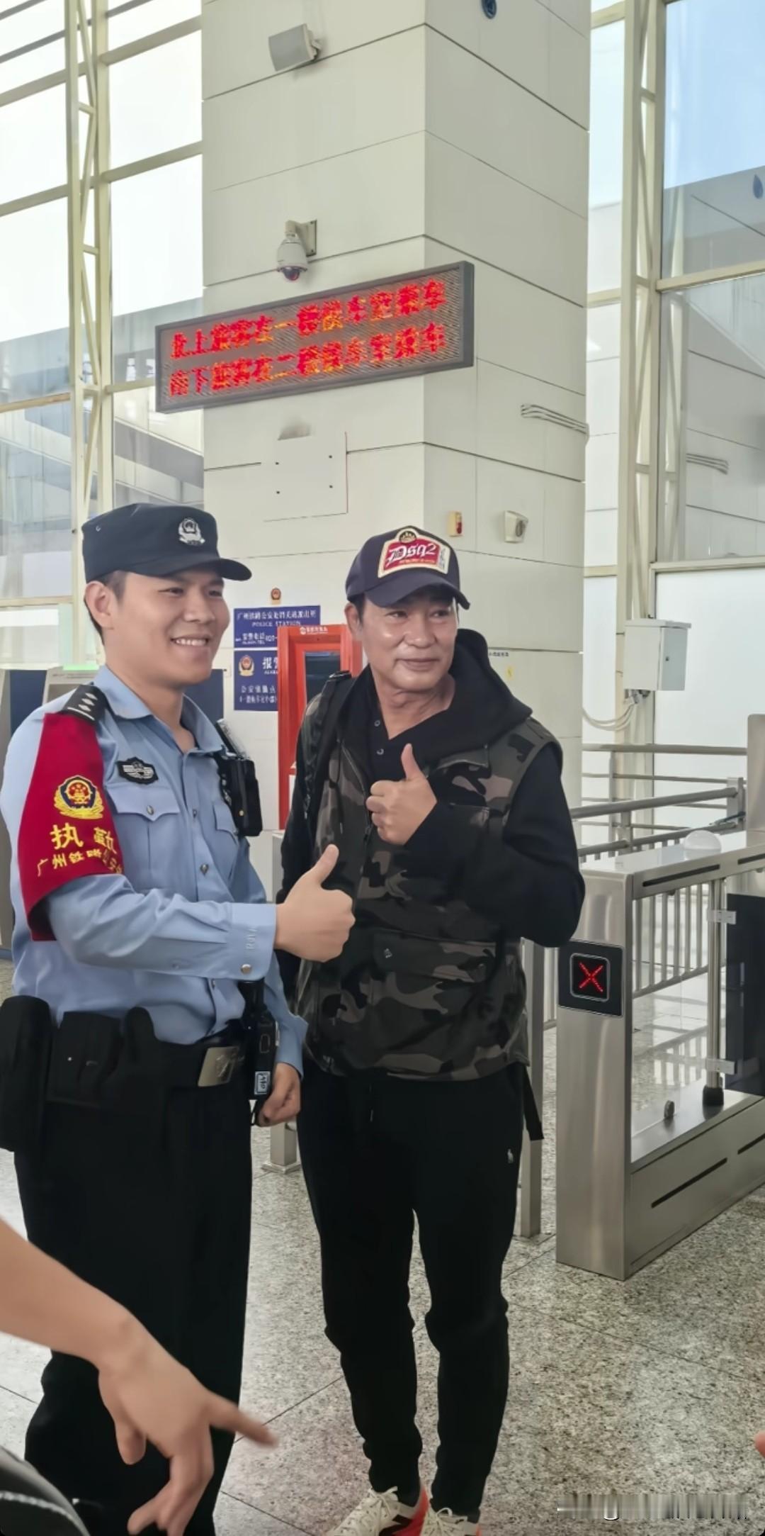 任达华也太接地气了。近日，在广东韶关车站，71岁的香港演员任达华坐高铁出差演