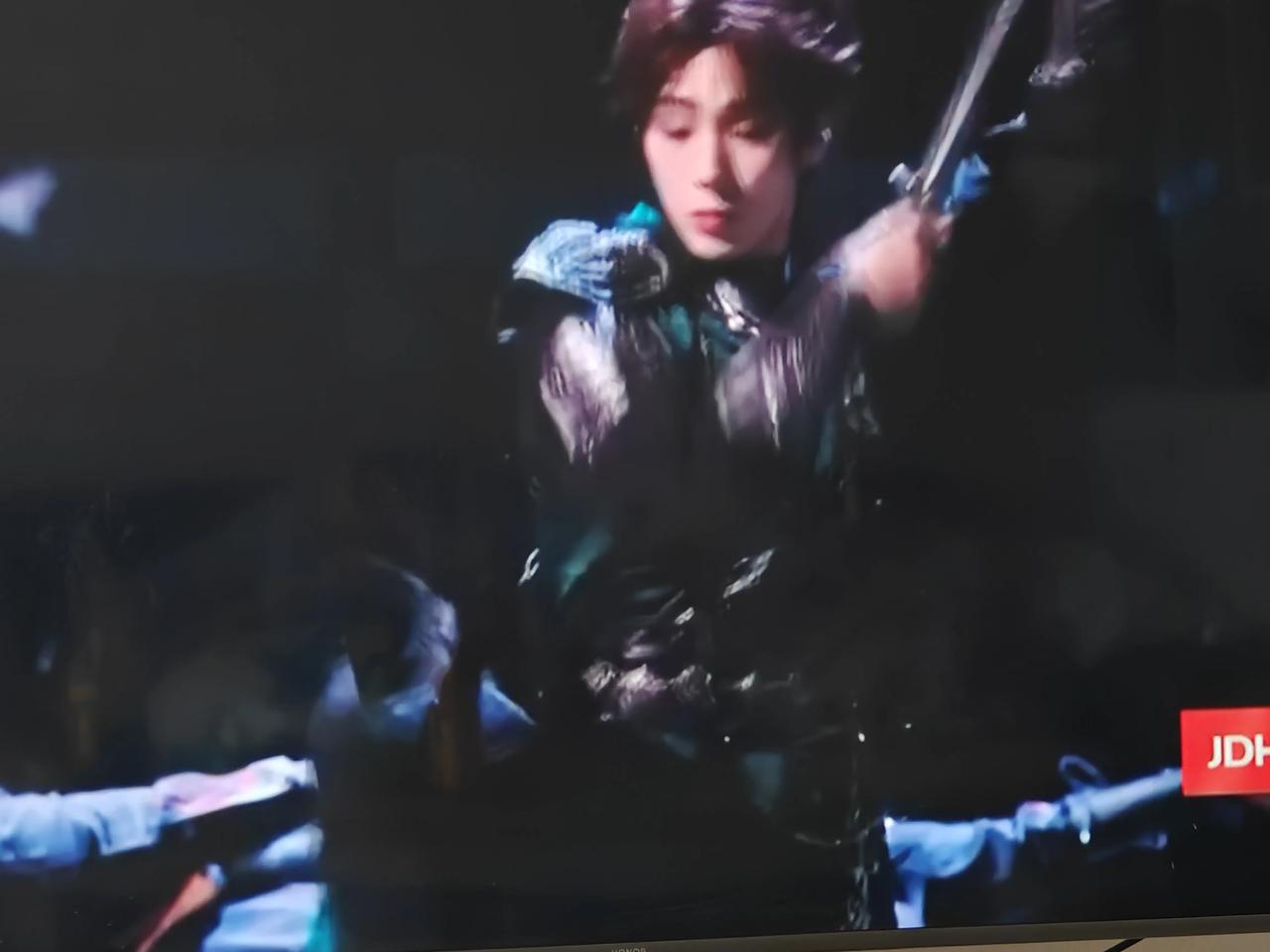 又看了《披荆斩棘》二公纯享版，达到及格线的舞台秀只有三个：1、颜安、郭晓东、