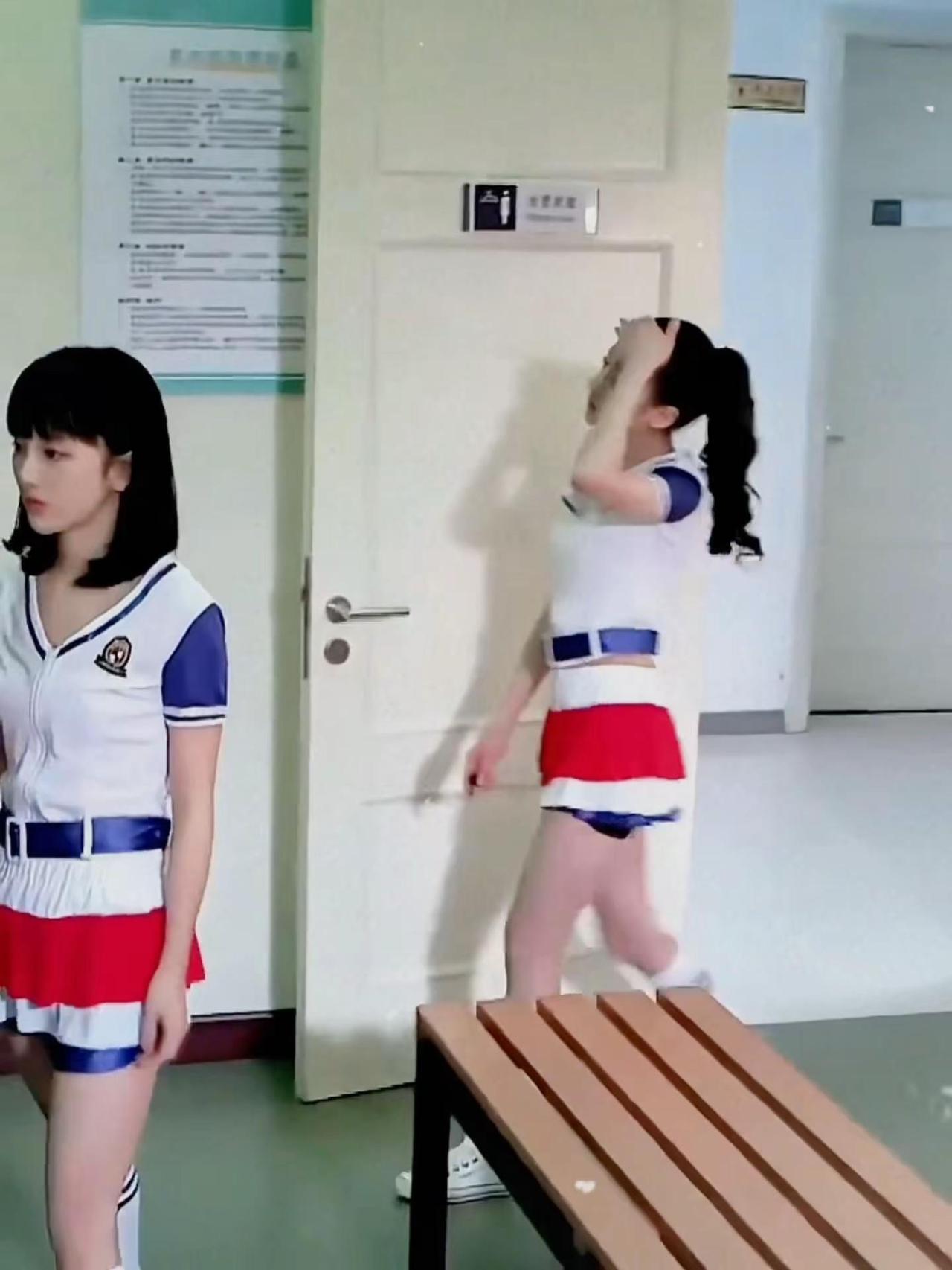 热巴的“女大”穿搭！迪丽热巴jk制服女孩校服角色扮演游戏这个动作有点难