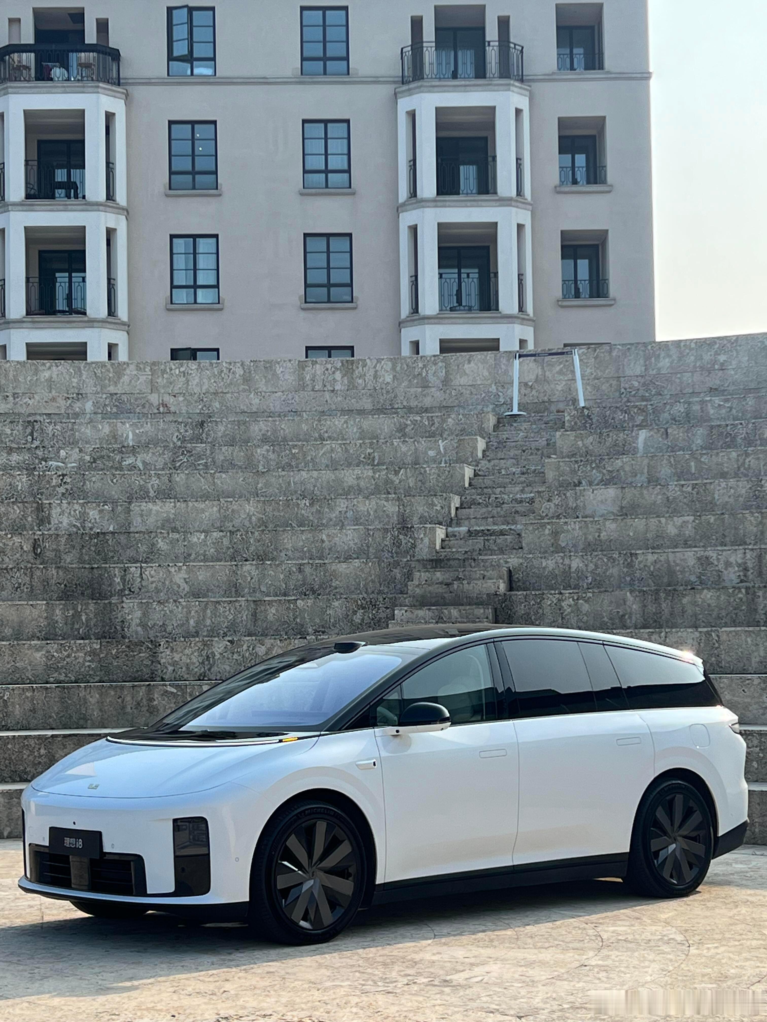 理想i8，已经开始媒体实拍了。这场景就是当年理想MEGAHome在阿那亚
