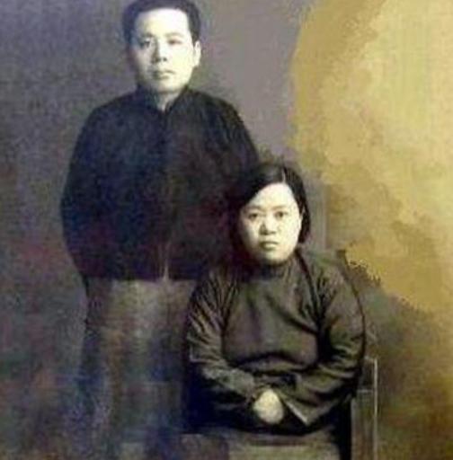 1914年，作家张恨水被迫结婚，他嫌弃妻子貌丑，却经常和妻子同房。不久后，妻子怀