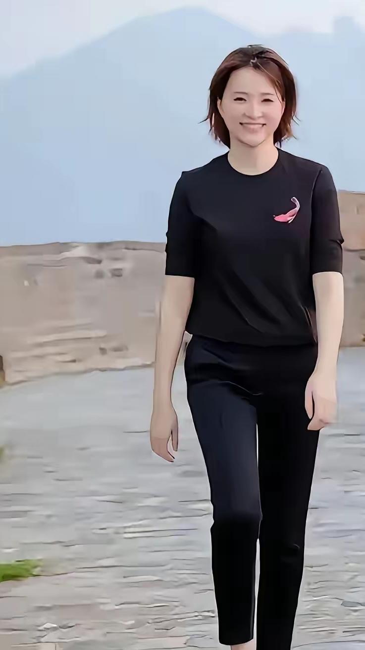 她的美无人能敌，就像是天仙下凡不过如此你们认识她吗？她是继倪萍之后一位央视才