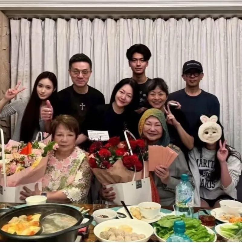 大S过世后小S全家首露面！母亲节徐妈妈发文晒全家福，感谢所有思念大S的人！