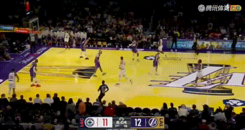 人没投就开跑——詹姆斯快下无敌！大空位他不想着去扑防，反而人家刚抬手就准备跑快