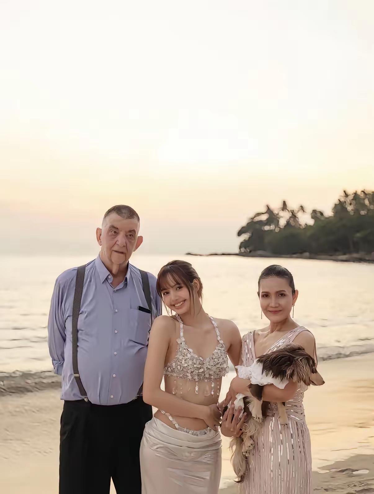 泰国女星Lisa和她卯日星官的爸爸