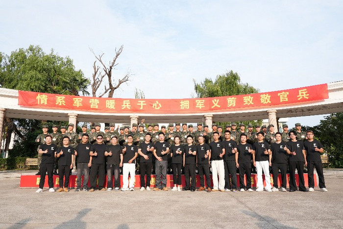 一个军礼，回敬一双温暖的手