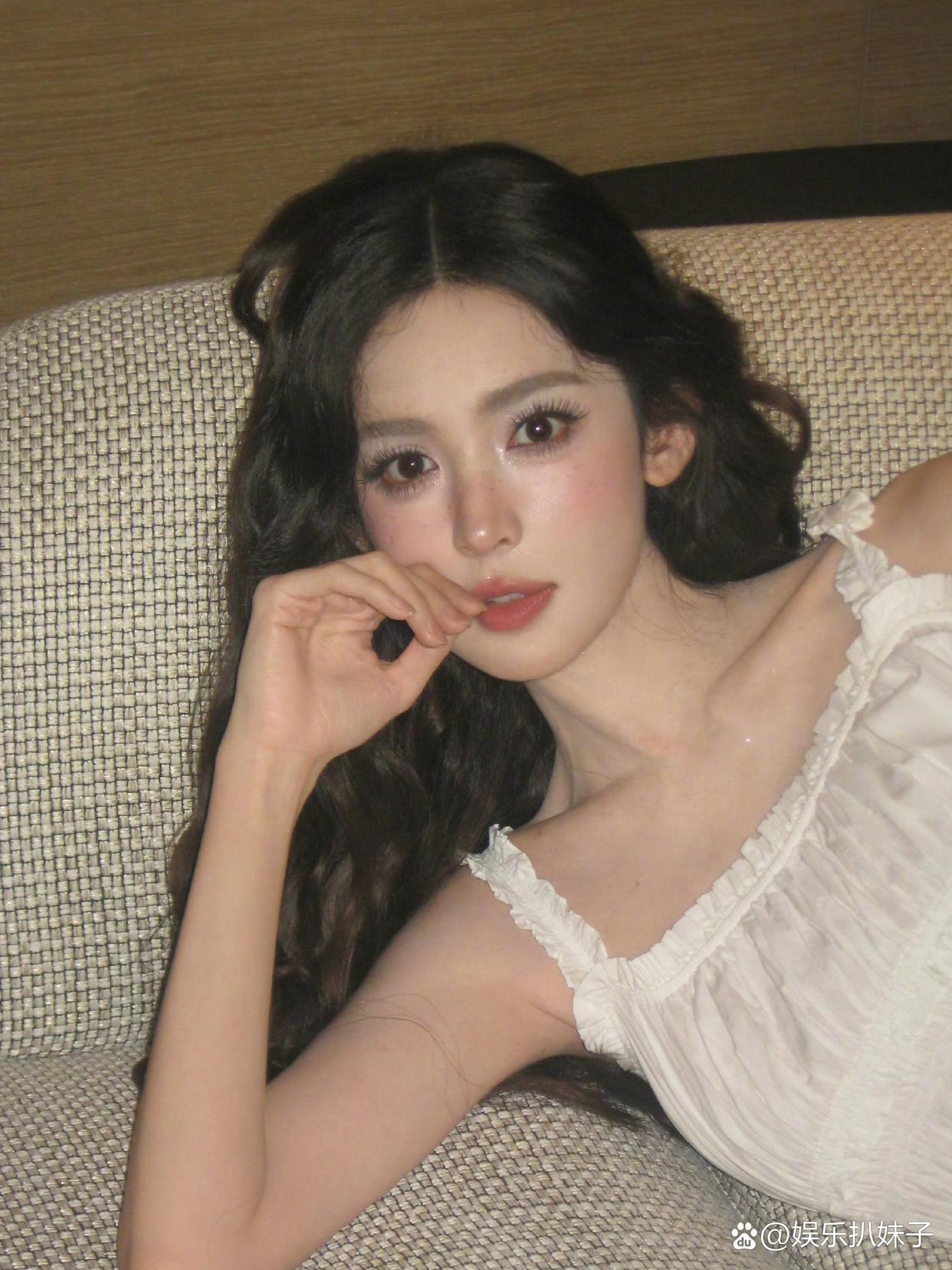 1.古力娜扎现在每隔一段时间就会去某山算运势，她那个因贪污被辞退的经纪人就是那边