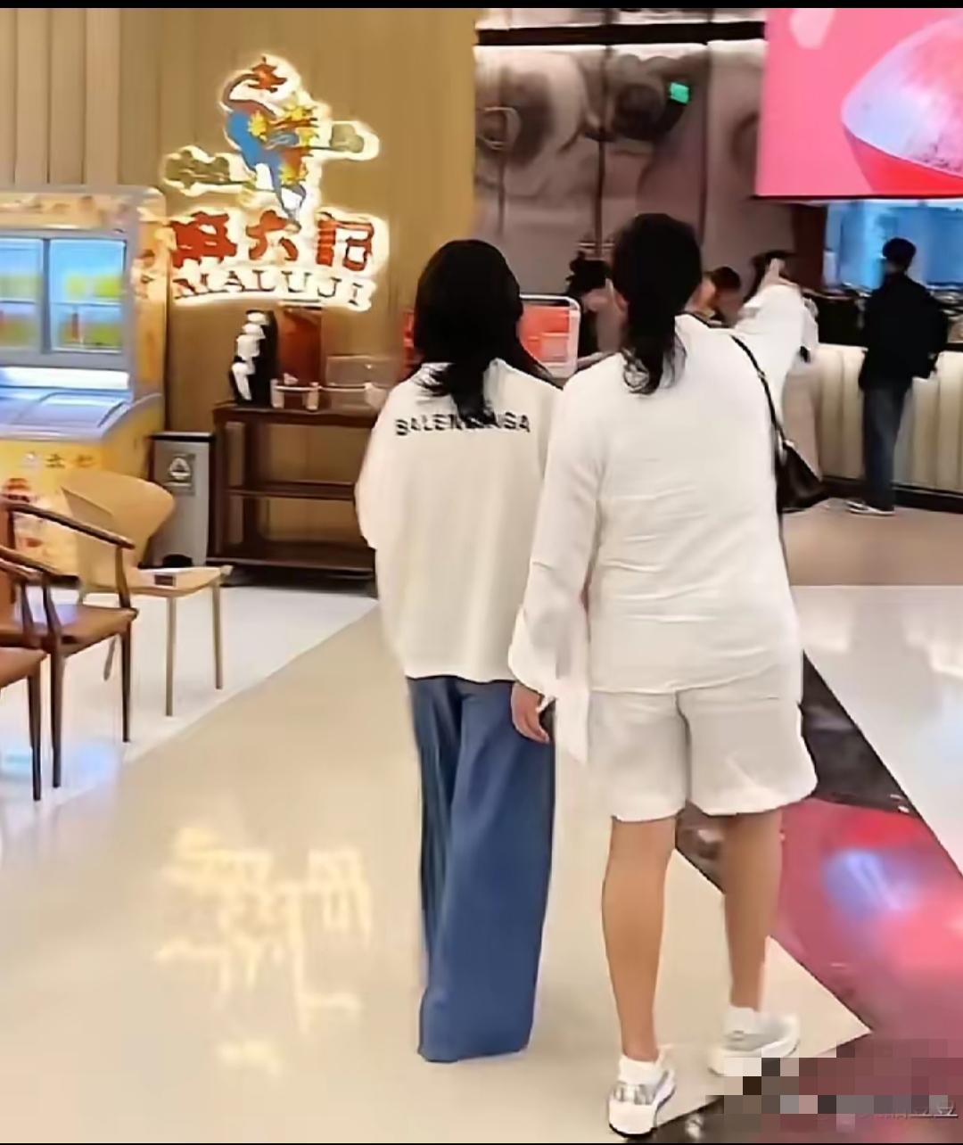张兰陪着暑假归来的小玥儿开启麻六记巡店模式！看的出来，兰姐是发自内心的疼爱玥