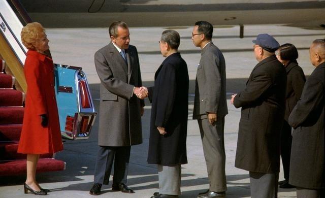 美国驻华大使庞德伟发文说：“54年前的今天，理查德·尼克松总统抵达中国，开启了后