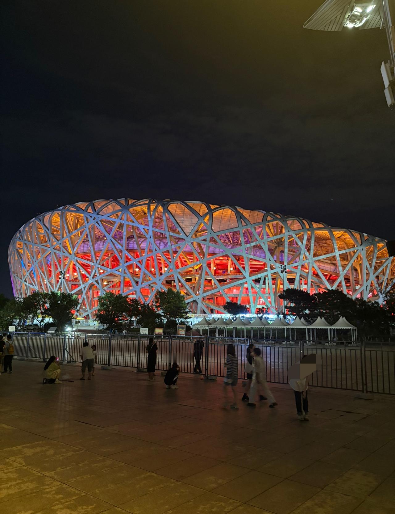 昨天和太太发生了严重的争执。我说要买闹市区的大平层，她说要买偏一点安静一点的