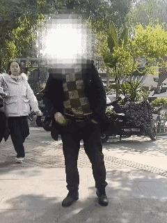 昨日，成都东郊记忆东大门对面的“闵记小吃炸串店”，一对情侣花费48元点了一份炸串