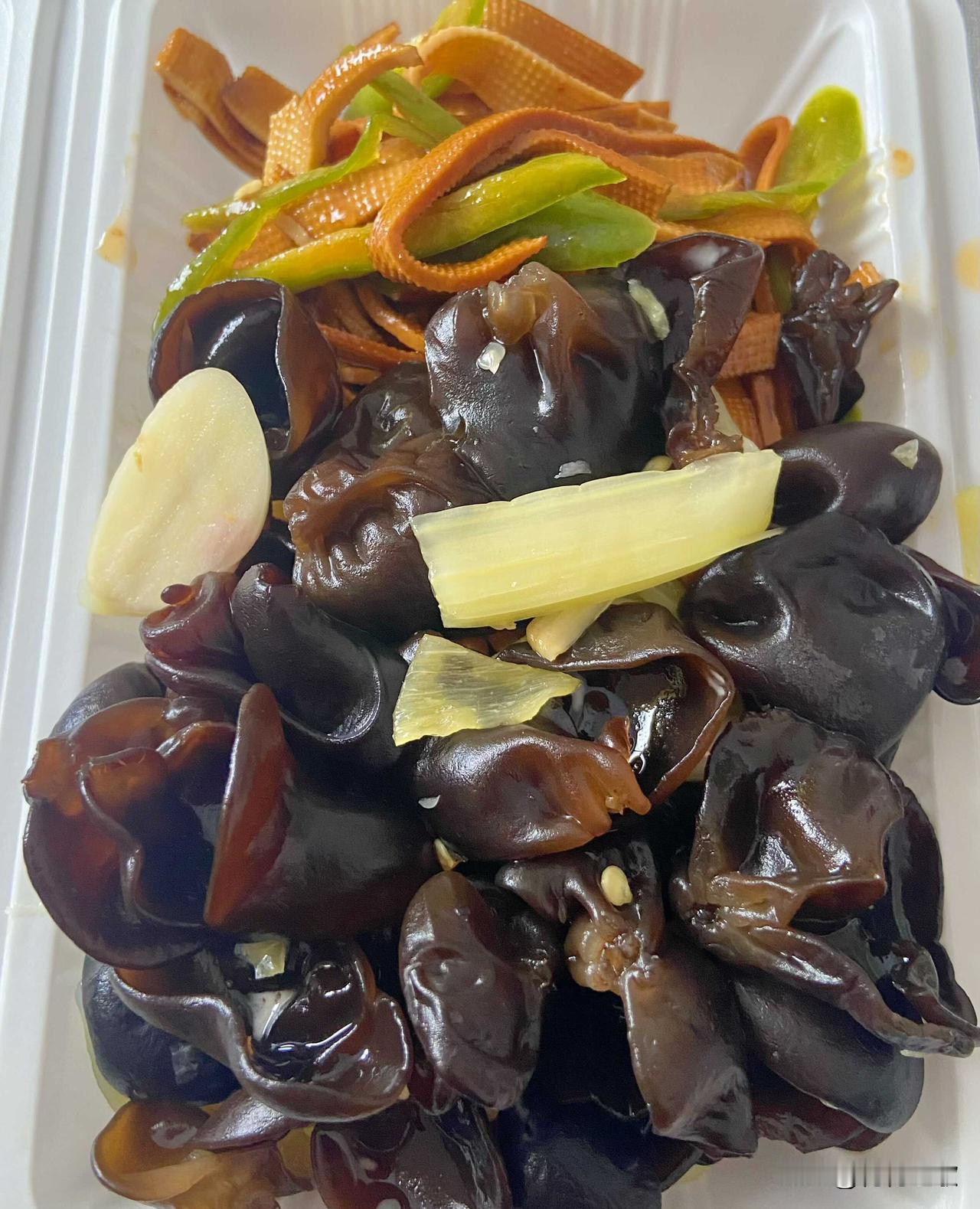 蒸个玉米渣米饭出门，打包一份干锅回家，干锅、小凉菜摆上桌，米饭也蒸好，这是不是神