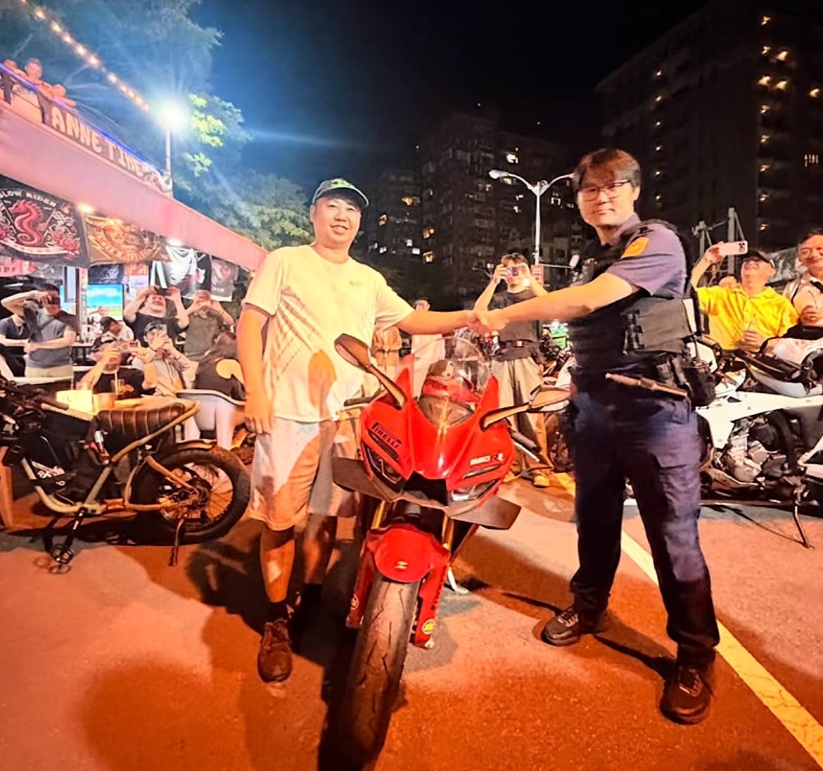 张雪机车台湾省首秀，现场围满了人群，但却出现了一位警察，由此惹来争议，不过后面却