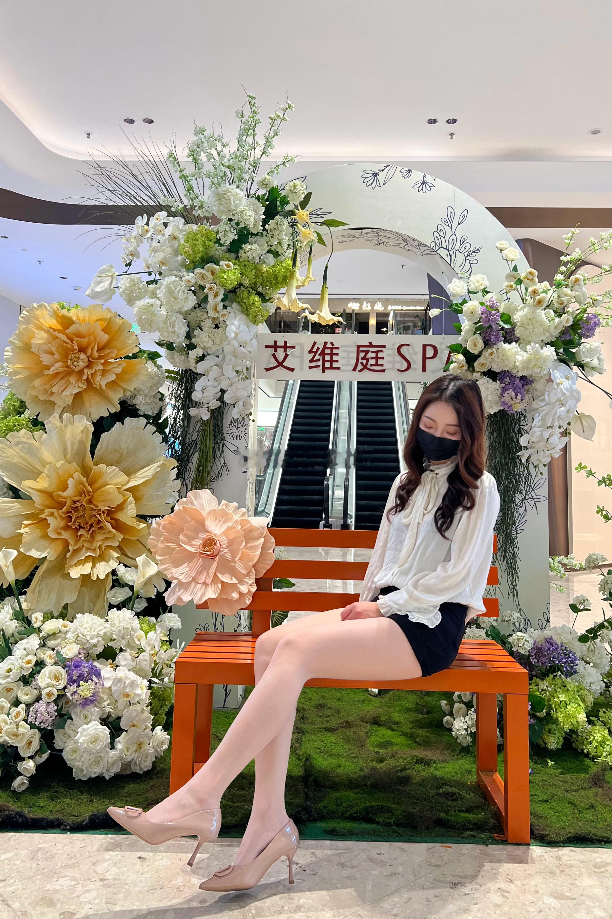 裸粉色，今天下雪了，你在的城市有下雪嘛？大长腿2026年第一场雪ootd