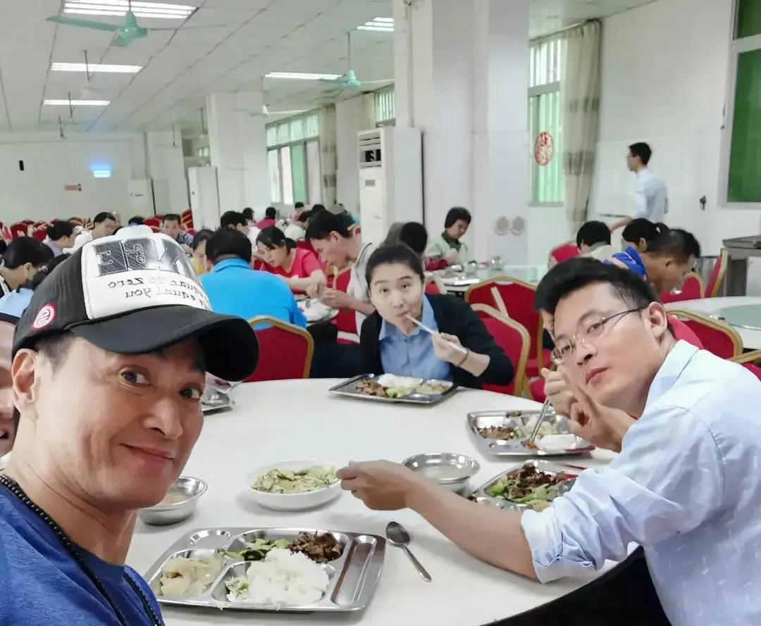 这个何家劲，真是个“傻”富豪。别人60多岁，早躺在游艇上晒太阳了。他呢？一