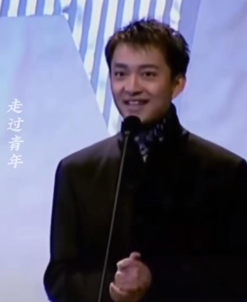 我敢说，放眼央视，再也找不到像他这么帅的主持人了。当年一出场，打动了多少人的心啊