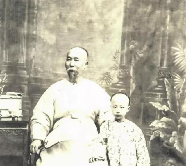 1953年，李鸿章的孙子李子嘉，身着破烂衣服，踉跄着走到一个湖边，纵身一跃跳了进