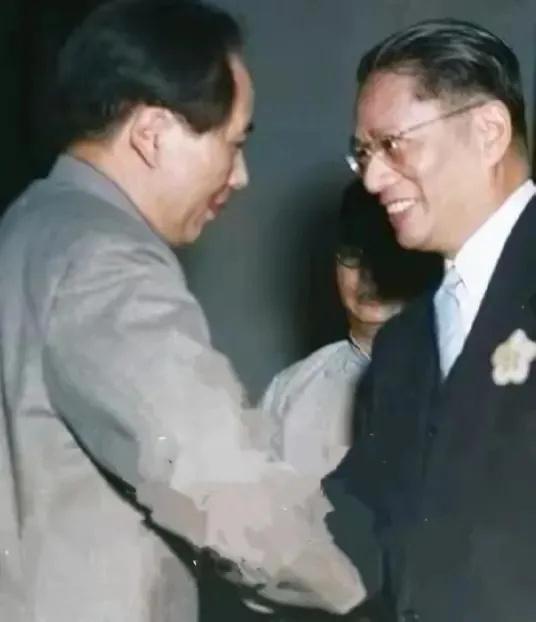 重庆谈判期间，伟人和宋子文见面！看见没气场完全不一样，都说钱养人，还真不见得！本
