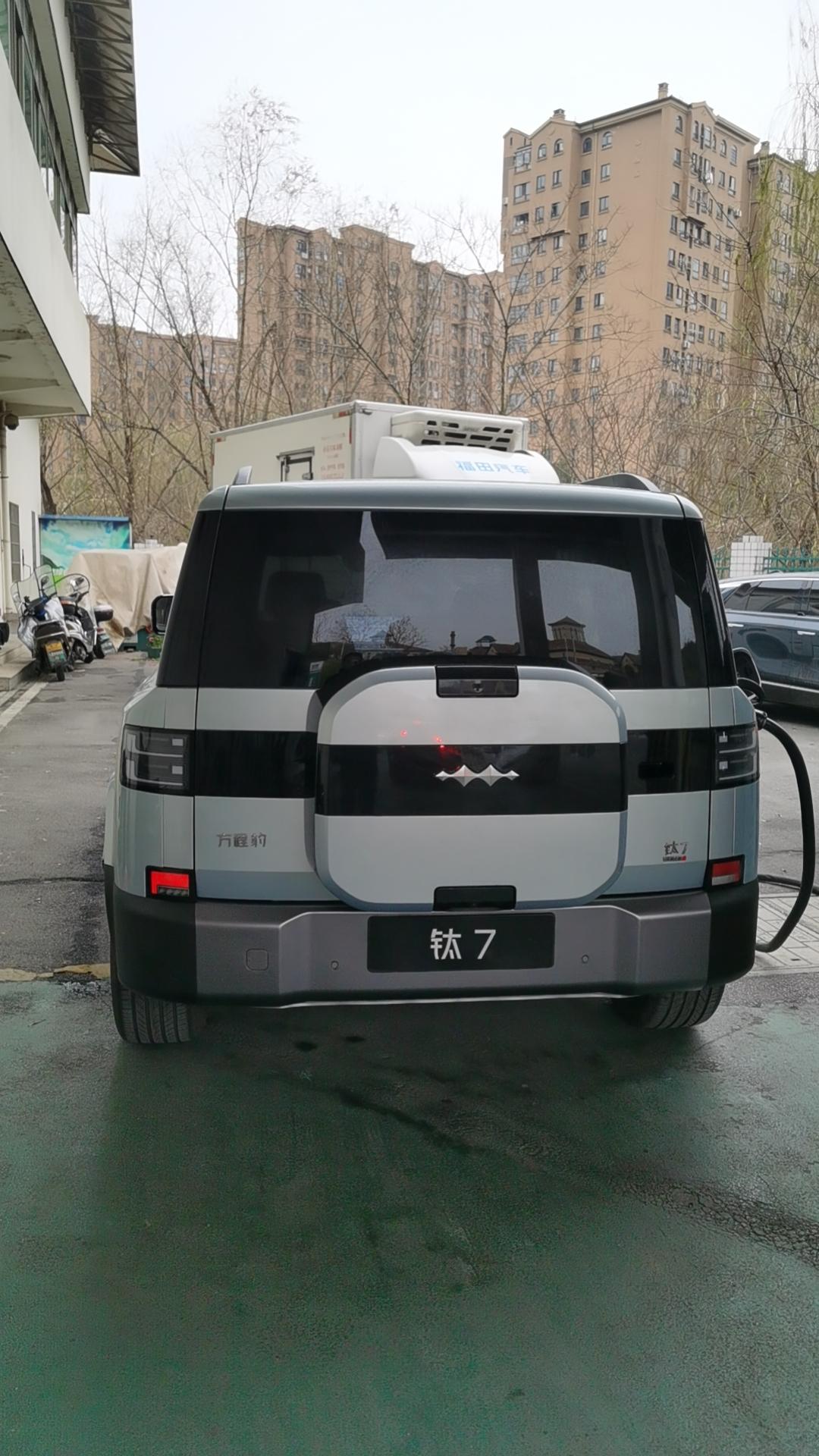 个人觉得第一辆车买新车还是二手车其实和个人荷包有关，不要看网上说的什么二手车刮蹭