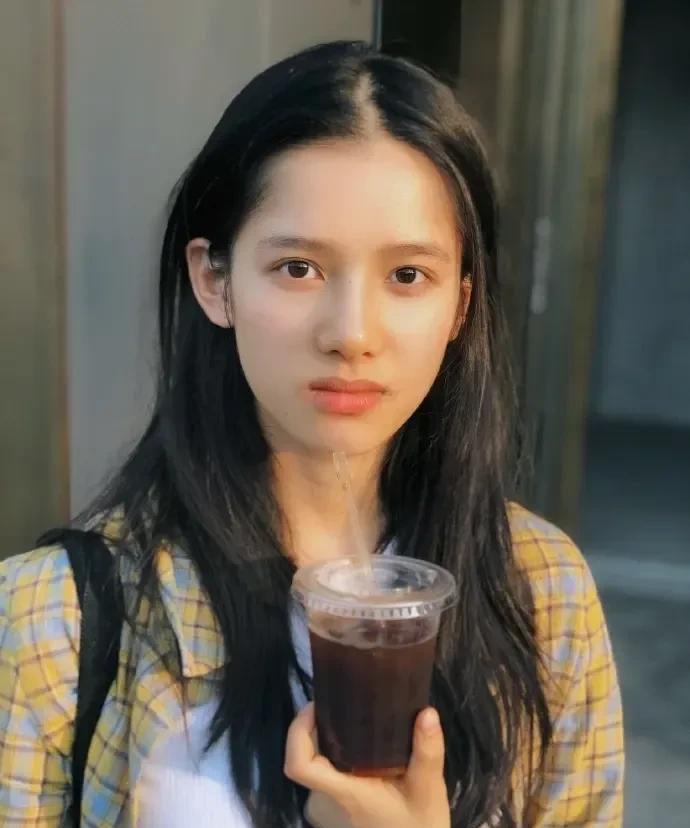 你可以看张婧仪采访，她还说她妈妈以前年纪小，不会当妈妈。她是单亲家庭，从小就寄