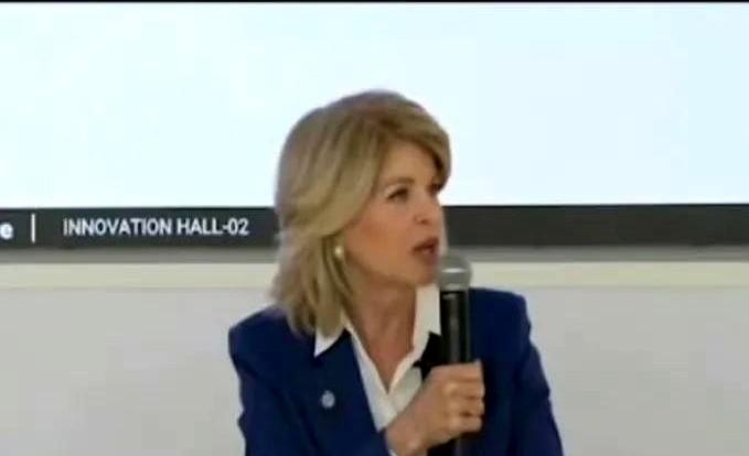美国前驻丹麦大使表示：“美国曾帮助一个非常贫穷的国家中国，帮助它把自己从真正的贫