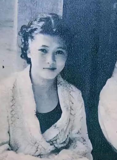 1952年初，台湾省，陈玉贞正在给学生上课，忽然一伙军警闯了进来，她马上明白发生