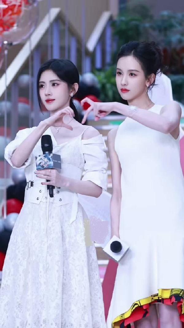 今天陈都灵和鞠婧祎一起出席时尚活动，两位站在一起真的是很有姐妹范儿。陈都灵这