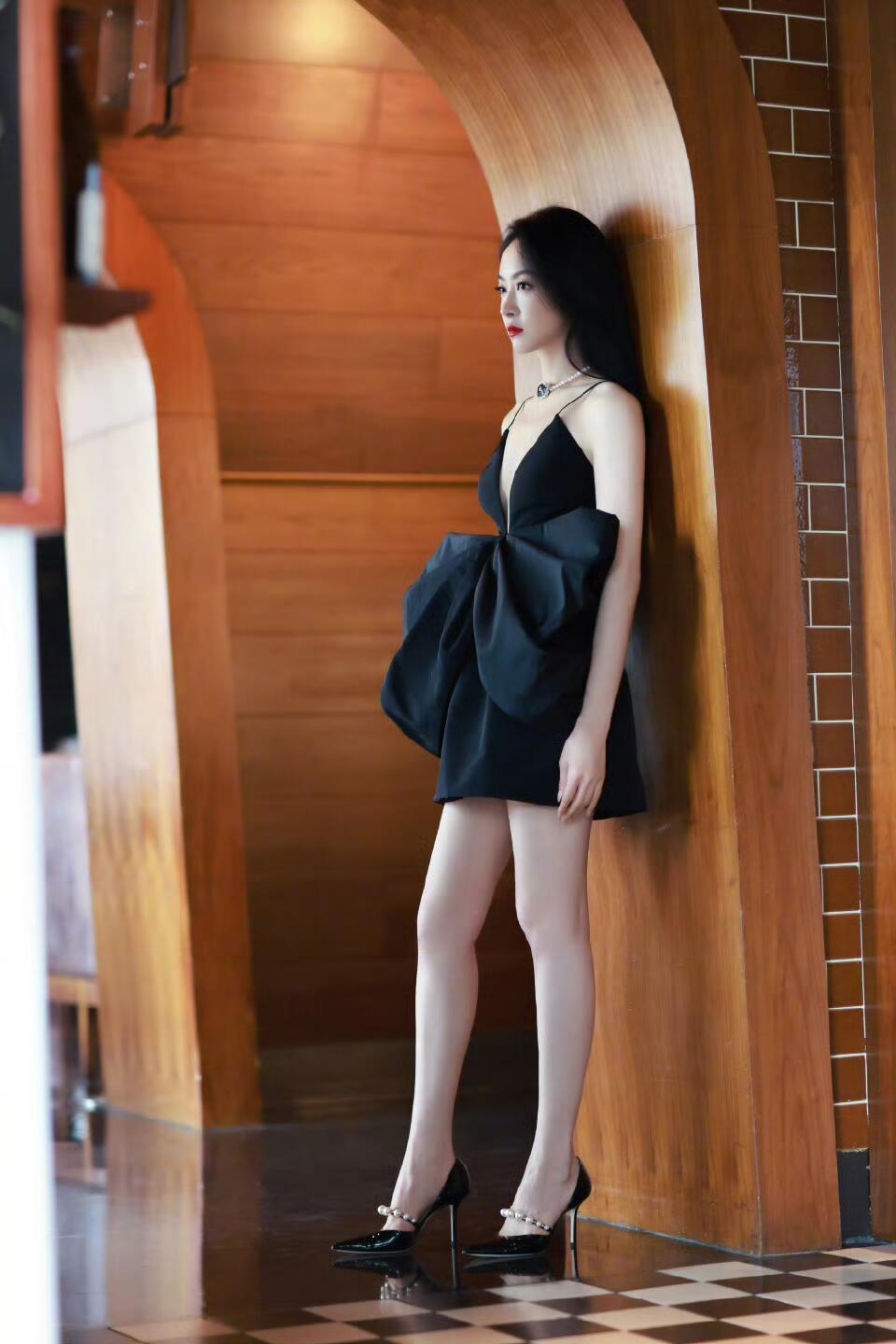 宋茜~高跟美腿合集舞蹈生的腿就是健康有力，妈妈级别的性感[爱心][爱心]。想想二