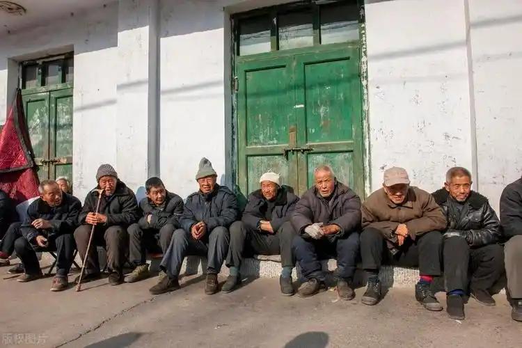 清华大学李稻葵主张加快提高农民养老金。不能因为钱一时拿不出来，就让改善农村老人晚