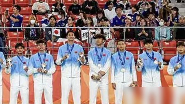 王钰栋这身高，又变了。官方数据从176cm一路蹿到183cm，关键是骨骼线还没闭合。队友依木兰、陈泽