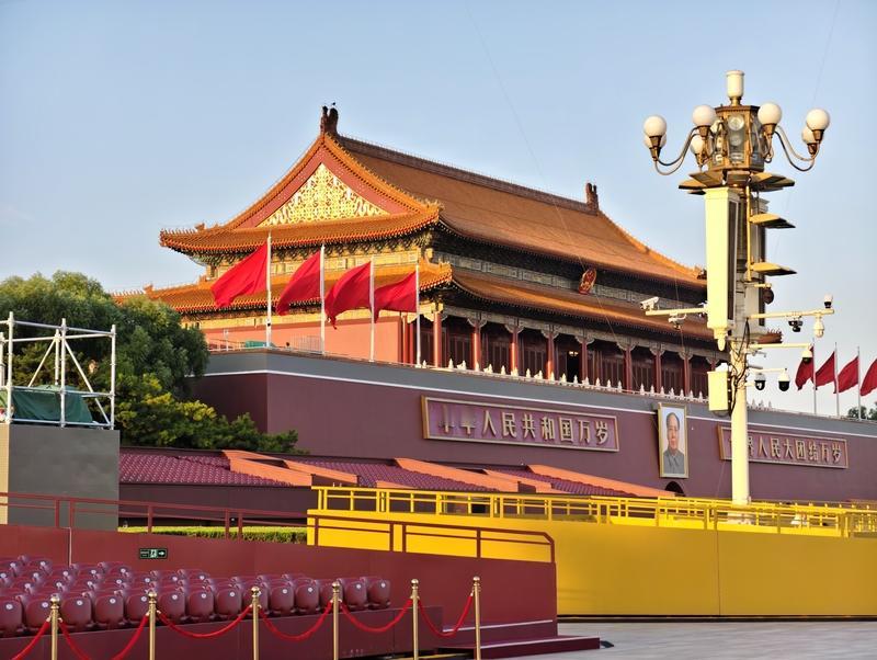 为什么只有中国人觉得自己国家不够强一群老兄弟坐在一起喝茶聊天，