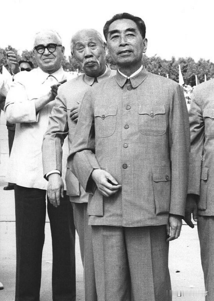 【开国功臣图片故事247】1964年，首都机场，右起：周恩来、董必武、包尔汉的