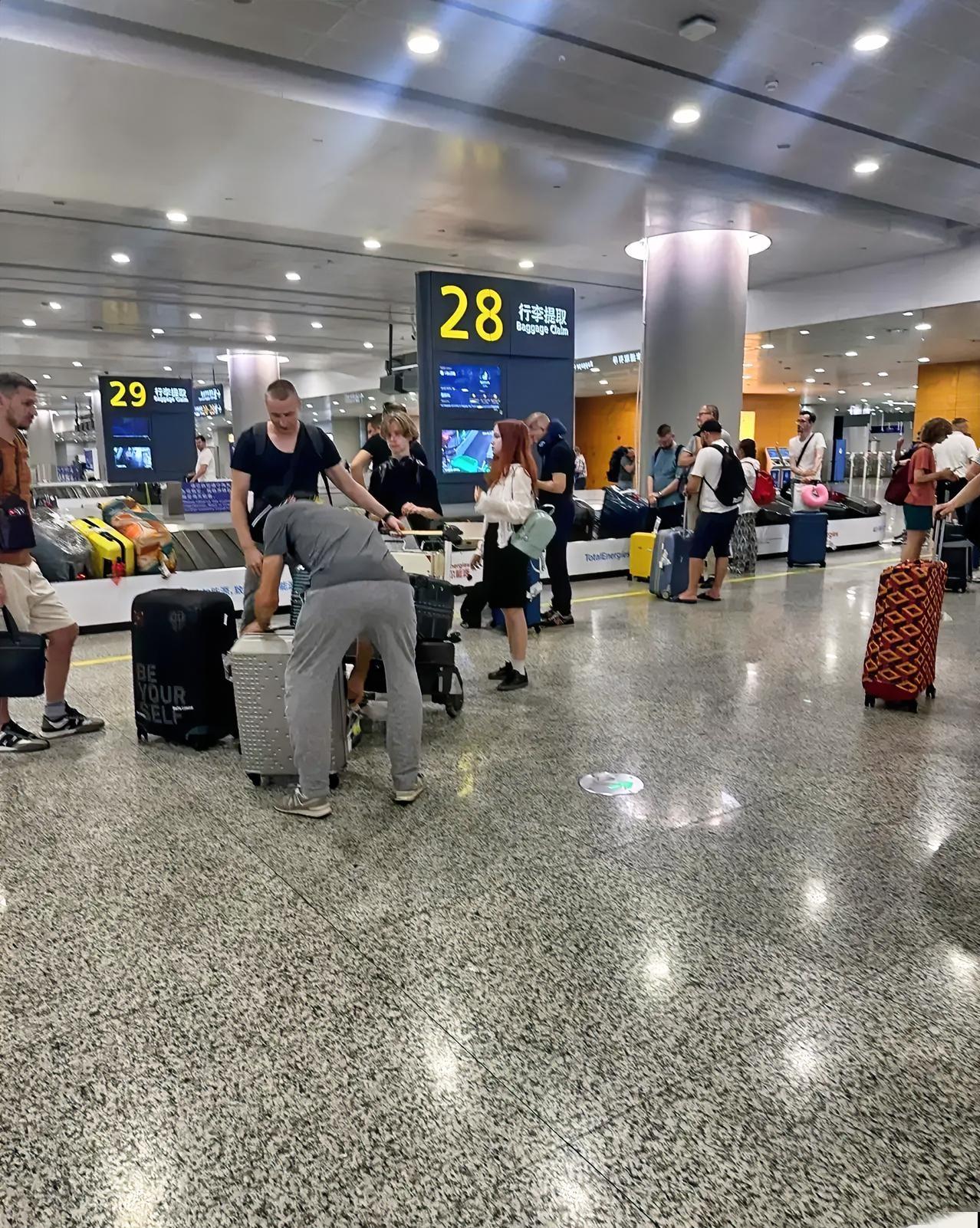 昨天深夜，上海浦东机场哭声一片，叹气声不断。因为几架飞往中东的航班在空中飞了六七