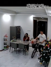 夜骑带了一桶花回来