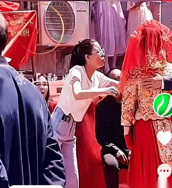 我天，这婆婆是来砸场子的吧？婚礼上，当着所有亲戚朋友的面，全程扭着一张脸，就是