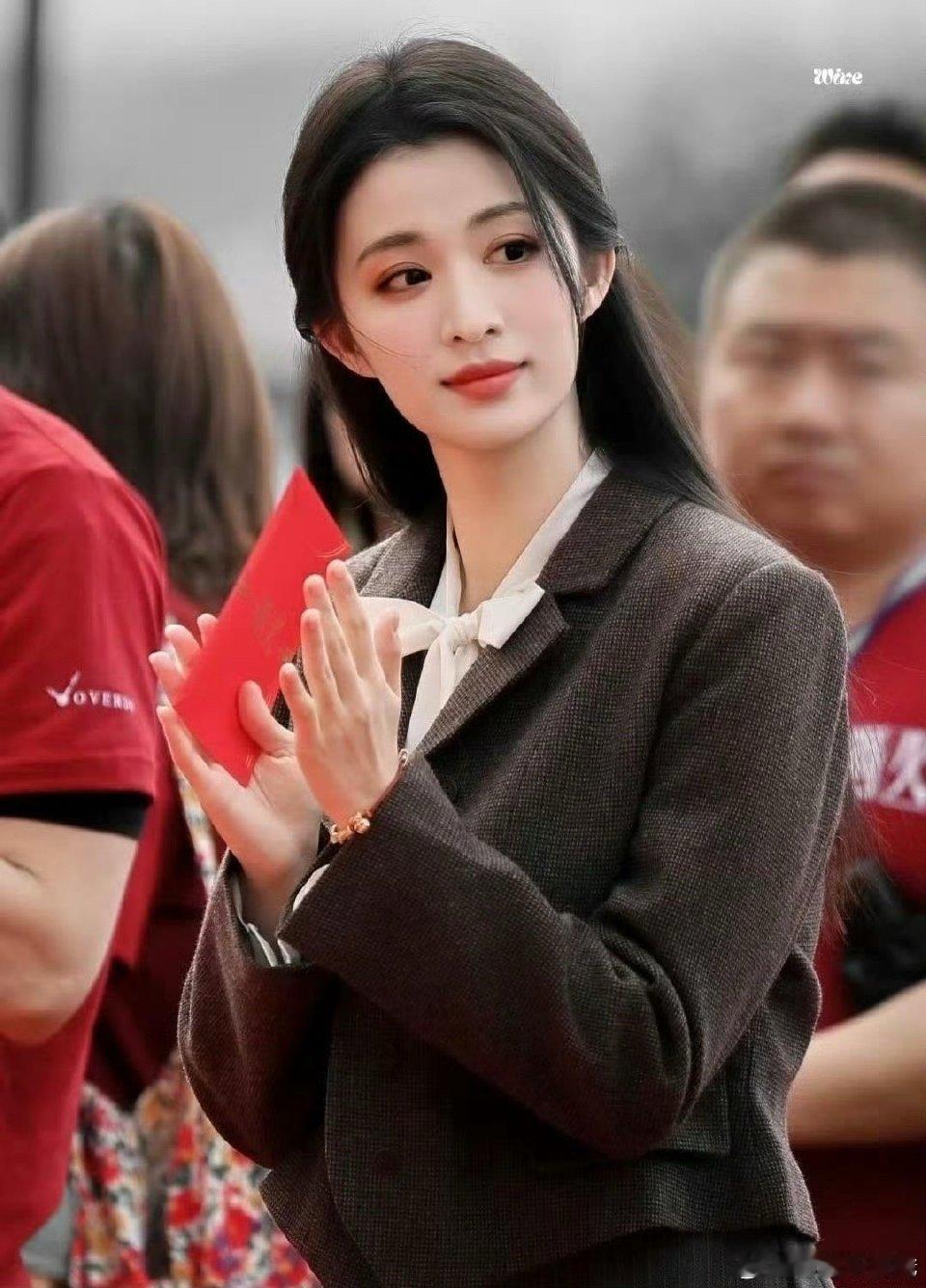 这么一对比的话，王楚然轻轻松松秒了卢昱晓​​​