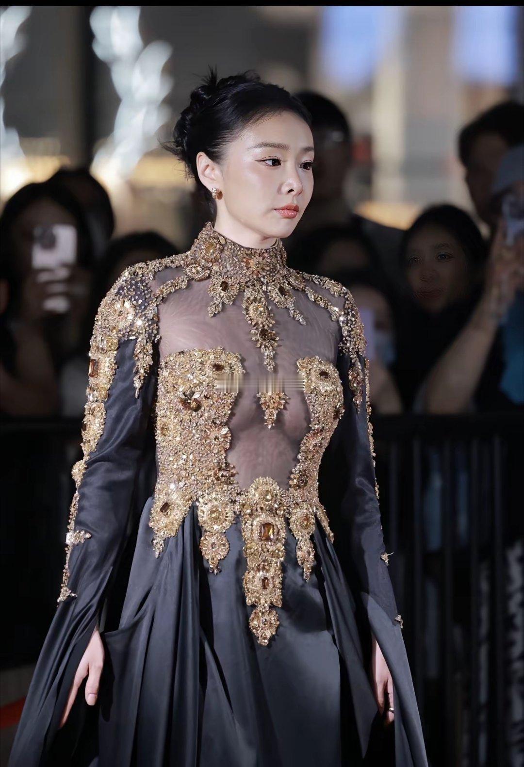 高叶阿玛尼红毯生图黑金刺绣女王气场全开，确实有大嫂的气质！