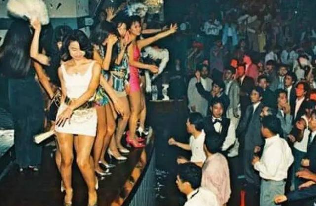 2004年，"天上人间"大老板覃辉开车和一坐着大人物的车相撞，他下车就和对方